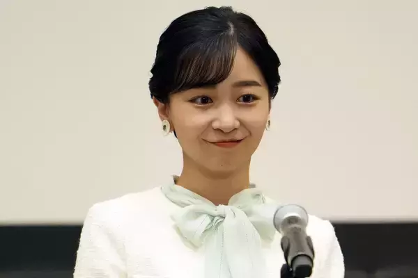 「お花より輝いてらっしゃる」佳子さま　「全身真っ白！」コーデに感嘆の声…前髪は“3束のみ”のシースルーに