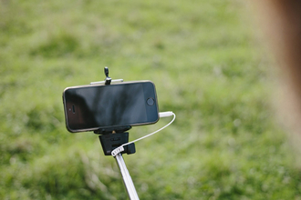 人気YouTuberが無断撮影に激怒も「通行人にモザイクして」とツッコミ…自身の動画でも一般人が顔出しで映り込み