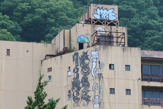 スパイダーマンの仕業？　鬼怒川温泉の廃墟ホテル壁面に現れた謎の“巨大落書き”弁護士に聞いた「罪に問われる可能性」
