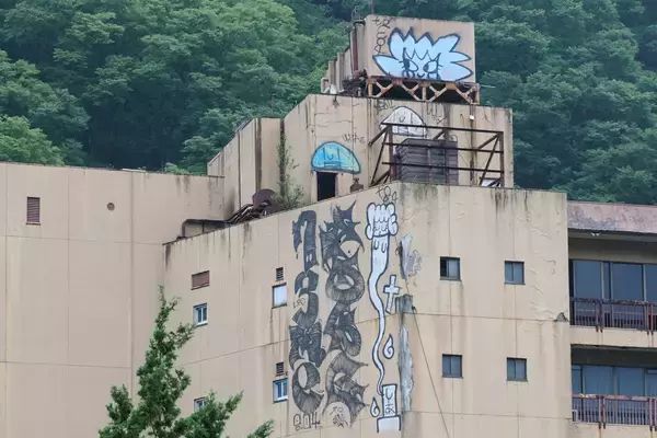 スパイダーマンの仕業？　鬼怒川温泉の廃墟ホテル壁面に現れた謎の“巨大落書き”弁護士に聞いた「罪に問われる可能性」