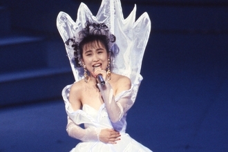 「セクシーすぎたのか…」紅白6度出場の元祖バラドル　“目のやり場に困る”ピチパツ服でインスタ凍結も即復活…事務所からクビ宣告→50代ビキニで再ブレイク→還暦間近の現在