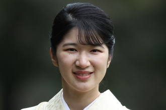「なんて素敵なの」「上品だぁ」愛子さま　園遊会の「紅葉柄の振袖」姿に絶賛相次ぐ