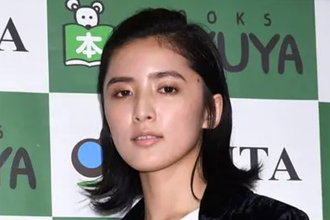 「桔梗と蘭…?」元E-girls藤井萩花 電撃離婚後の“激変へそピタトゥー姿”公開にファン衝撃…元夫の“妻の顔タトゥー”を思い出す声も