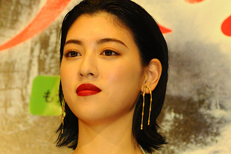 《背中に堂々刻印》三吉彩花　ガチタトゥーに強い賛否も進む海外志向…2年前に見せていた“前兆”