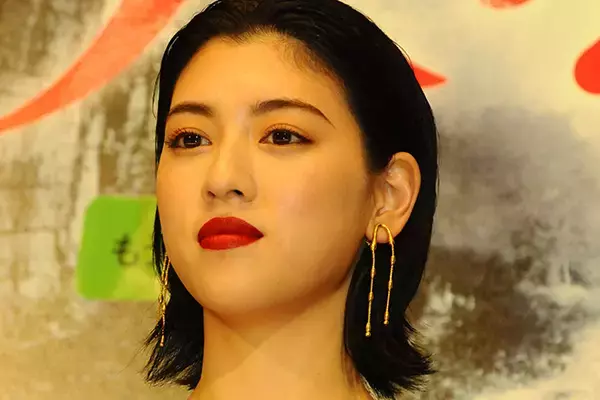 《背中に堂々刻印》三吉彩花　ガチタトゥーに強い賛否も進む海外志向…2年前に見せていた“前兆”