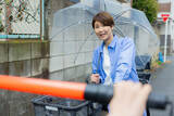 「「後部座席の子供が傘を差したら違反？」 梅雨どきに気になる自転車ルール、警察庁の見解は？」の画像1