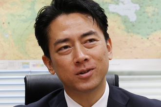 「恥ずかしくないのかな」進次郎氏支援の有名女性議員　敗北後の記念写真での“隠れぶり”に騒然