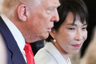 「びっくりしました」高市首相・トランプ大統領会談のSNS報告動画に映り込んだ“元首相”の写真にネット騒然