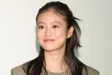 「「誰に対して何を狙ったファッションなのか」 29歳“朝ドラ”女優も…16万円“見せパン”コーデに一部から抵抗感も」の画像1