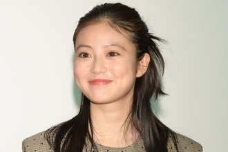 「誰に対して何を狙ったファッションなのか」 29歳“朝ドラ”女優も…16万円“見せパン”コーデに一部から抵抗感も