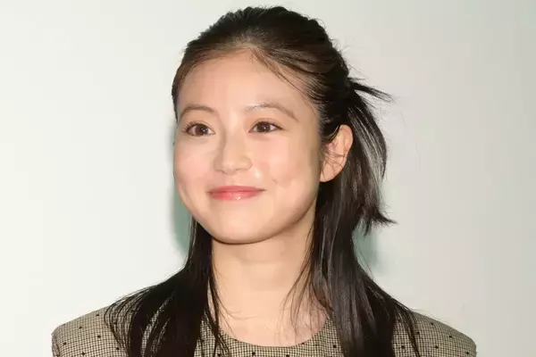 「誰に対して何を狙ったファッションなのか」 29歳“朝ドラ”女優も…16万円“見せパン”コーデに一部から抵抗感も