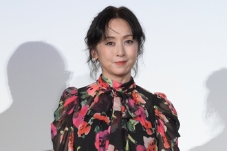 《左手薬指にはリング》斉藤由貴　不倫疑惑→離婚から2年…目撃した恋人医師との「ラブラブ還暦デート」