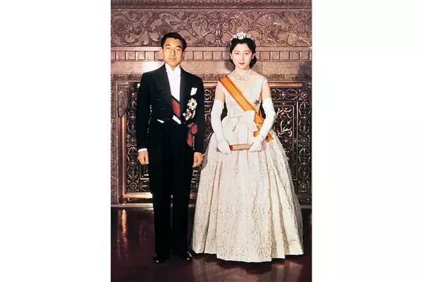 「ドレス姿もいろいろ…皇族13人ご結婚の本誌秘蔵写真集」の画像
