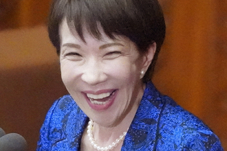 「私の後ろにいる女性、誰だかわかりますか」落選の中道大物議員が公開　35年前の“バブリー”な高市首相にネット騒然