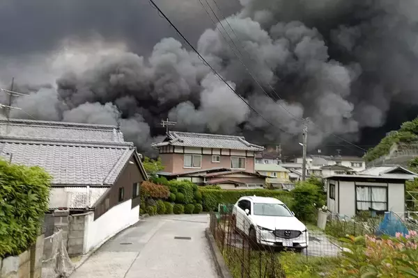【呉市・船舶火災】「火元から10kmの駅前にも煙が」爆発音が何度も響き…近隣住民が明かした“衝撃の光景”