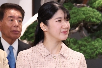 《ピンクベージュとボルドーで》天皇ご一家　信子さまと魅せられた「一体感抜群！リンクコーデ」