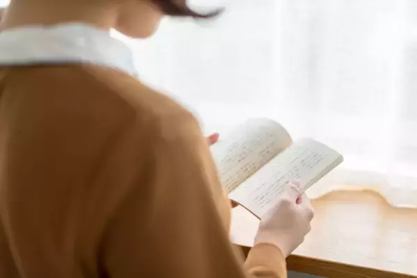 集英社コバルト文庫の「思い出に残る作品」ランキング！3位『幽霊から愛をこめて』、2位『吸血鬼はお年ごろ』を抑えた1位は？