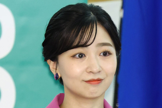 《着こなしてしまう佳子さまって凄い》佳子さま　“イロチ買い”するほどご愛用！「ピンク紫パンツスーツ」に広がる絶賛