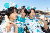 「“一卵性三つ子のパフォーマー”佐藤三兄弟がディズニーシー25周年イベントに　3人にとってシーは「特別な場所」」の画像1