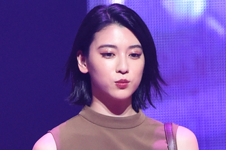《街中は歩けなさそう》三吉彩花　両サイド“ぱっくり”ドレスに騒然…全面タトゥー披露から3カ月で加速する“肌見せ”