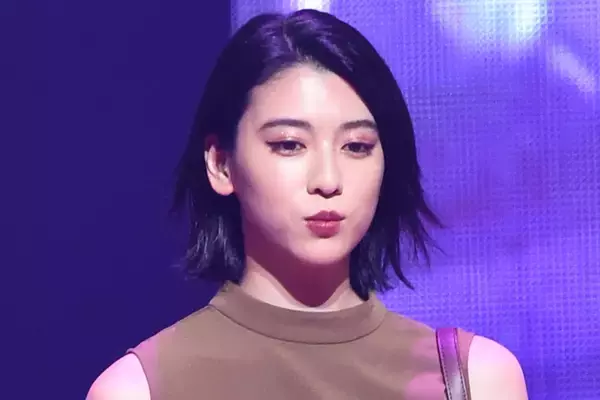 《街中は歩けなさそう》三吉彩花　両サイド“ぱっくり”ドレスに騒然…全面タトゥー披露から3カ月で加速する“肌見せ”