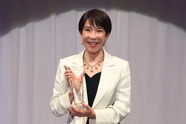 高市首相　ジュエリーベストドレッサー賞出席に止まぬ批判…15年前に公務理由に欠席した蓮舫氏との“差”