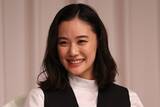 「《バラエティ初共演前に一喝》蒼井優　そばデートでは顔バレ警戒の山里をからかい…心配性夫をリードする「肝っ玉妻」」の画像1