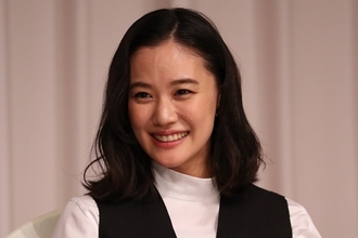 《バラエティ初共演前に一喝》蒼井優　そばデートでは顔バレ警戒の山里をからかい…心配性夫をリードする「肝っ玉妻」