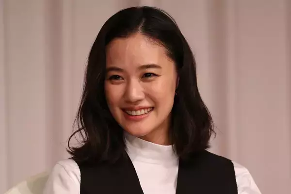 《バラエティ初共演前に一喝》蒼井優　そばデートでは顔バレ警戒の山里をからかい…心配性夫をリードする「肝っ玉妻」