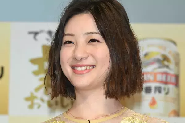 「パンツじゃなくてスカートだったの!?」足立梨花　スタンプで隠して…“開脚”ショットにファン騒然