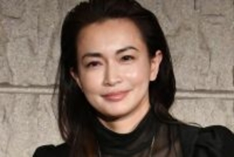 《またも“目のやり場に困る”》長谷川京子　“ピチピチ”ドレスにネット沸騰…大胆ファッションを着こなすワケ