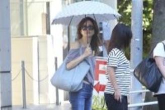 「賛否両論な服」梨花 “まる出し”ショットが再燃…ファッションで貫く“自分らしさ”