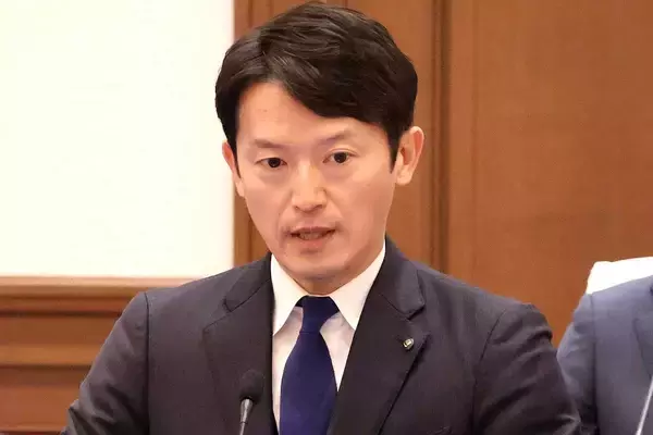 「肝心な部分が見えません」斎藤知事　“主役ボケボケ”の公務写真にネット騒然…54歳俳優も痛烈皮肉