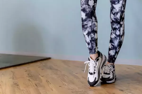 夏場の運動不足に悩んだら…「足をブラブラさせるだけ」で肥満＆寝たきり予防