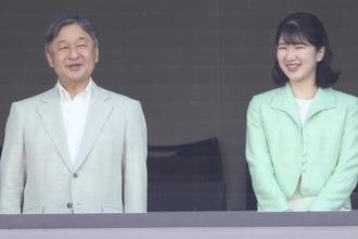 愛子さま　雅子さまからは「思い出の服」を借りられ…欧州ご訪問中の天皇陛下から届いた「助言メール」