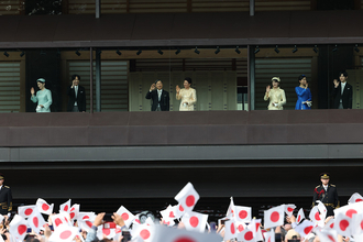 《愛子さま、佳子さま、悠仁さまがグループに》天皇皇后両陛下　一般参賀の“新しい並び方”に込められた「次世代への願い」