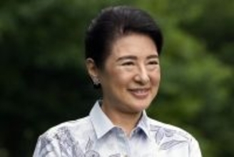 「派手さはなくとも、静かな華やぎ」雅子さま　宮中茶会での“ベージュのセットアップ”姿にご注目