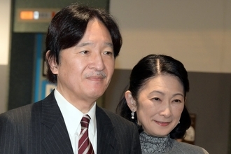 「顔色が悪い」と心配の声も…秋篠宮さま　天皇皇后両陛下のお出迎えで再び見せられた“能面のような無表情”が波紋