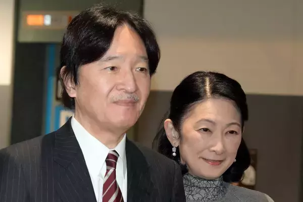 「顔色が悪い」と心配の声も…秋篠宮さま　天皇皇后両陛下のお出迎えで再び見せられた“能面のような無表情”が波紋