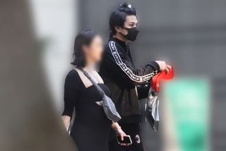 新田真剣佑　目撃した臨月妻との散歩デート！セクシーな肌見せマタニティウェアでお腹もチラリ