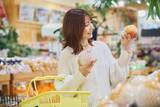 「「閉店間際の特売品は買ってはいけない」家族5人で食費月3万円の“節約主婦”が語るワケ」の画像1