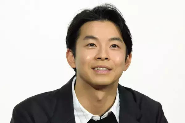 【独自】仲野太賀　河合優実似の新恋人と熱愛！目撃した手つなぎ、密着の「フジロックデート」