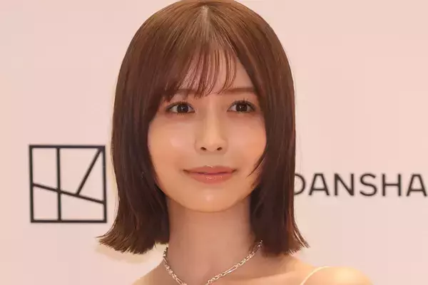 《左脇腹のタトゥー披露から1年》“元坂道”女優（27）新作カレンダーの大胆カットに「布切れが飛んできそう」の声