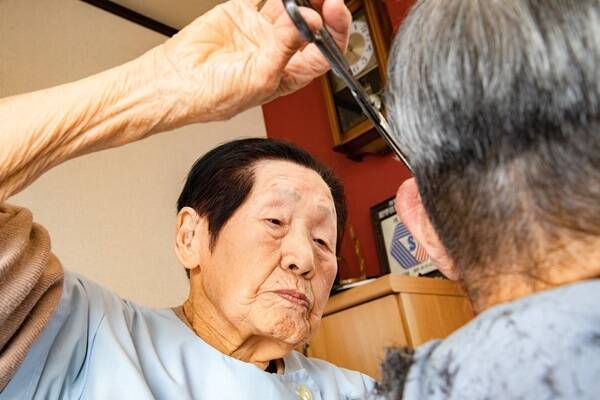 102歳の現役理容師　背筋もシャン！と髪を切る