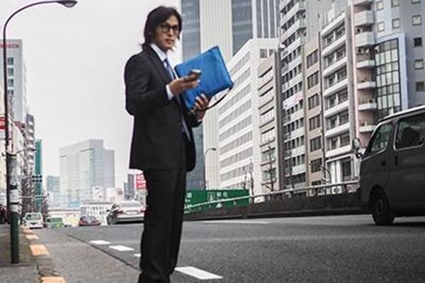 B Z稲葉浩志 渋谷での自撮り姿公開に 神が降臨 と大反響 19年5月2日 エキサイトニュース