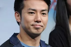 ピース 又吉 パイナップルヘアーでの楽屋ショットに 男前 顔色が と反響 15年3月9日 エキサイトニュース