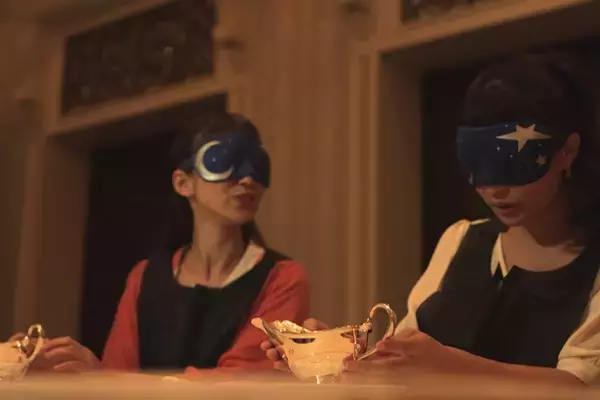 ディズニーランドホテル「目隠しして『アナ雪』料理」を楽しむ