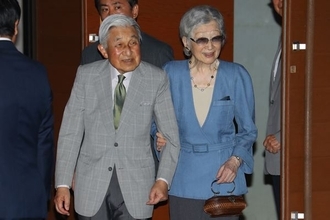 美智子さまのバッグが個性的！ピアノ柄にタイの手工業品も