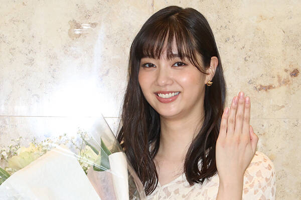 新川優愛 ドレスは10万円 結婚パーティでみせた堅実ぶり 19年12月26日 エキサイトニュース