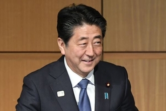 百田尚樹氏 批判一転、安倍首相と会談「言うべきこと言った」